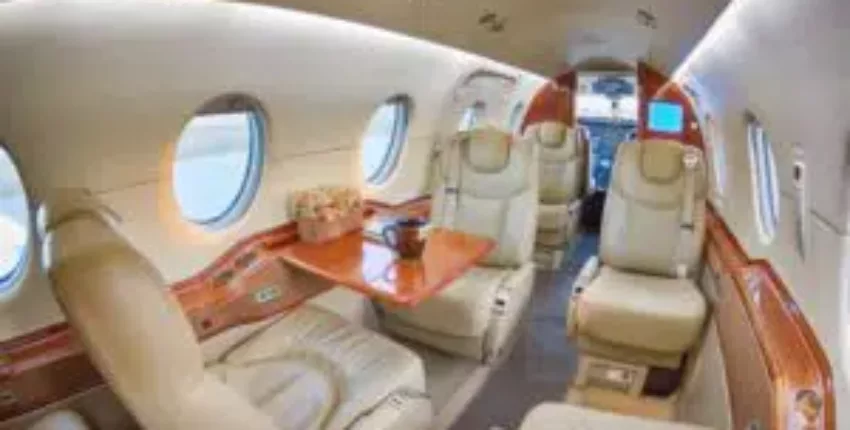 Location de jet privé intérieur avec fauteuils en cuir.