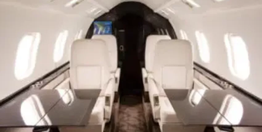 location de jet privé, intérieur luxueux avec sièges en cuir.