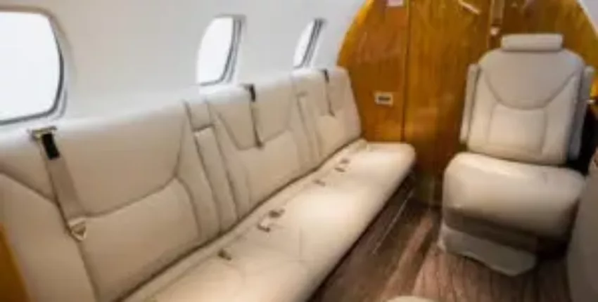 Location de jet privé : intérieur luxueux en cuir beige