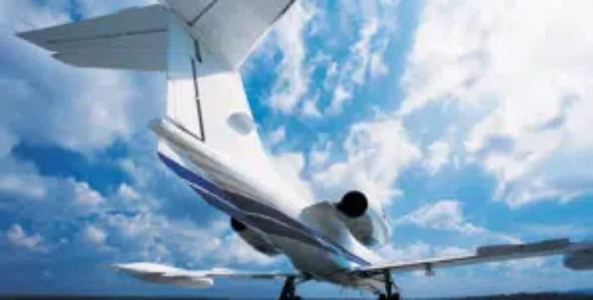 location de jet privé : avion blanc décolle ciel nuageux