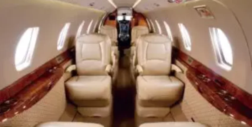 Location de jet privé: intérieur luxueux avec sièges en cuir
