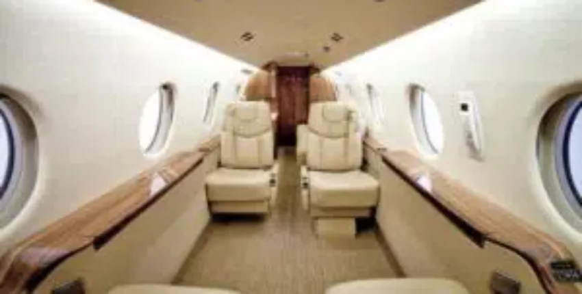 emplacement de jet privé : Intérieur luxueux avec sièges en cuir.
