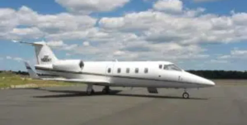 `location de jet privé : Learjet 55 sur piste aéroportuaire.`