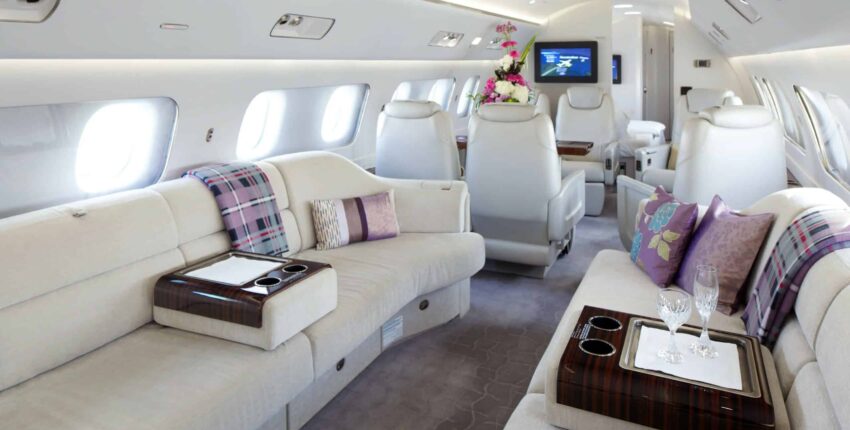 location de jet privé : Intérieur luxueux avec sièges blancs.