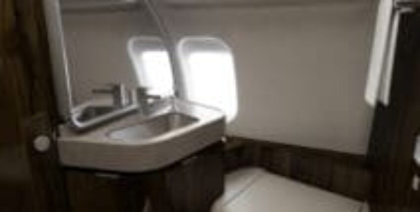 location jet privé Challenger 650 : lavabo moderne et luxueux.