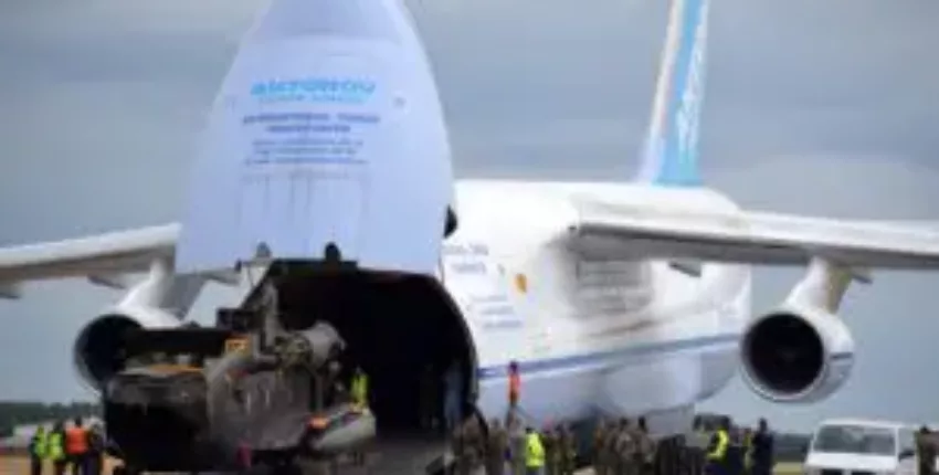 Prendre un avion chargé, Antonov AN-124 à l'aéroport.