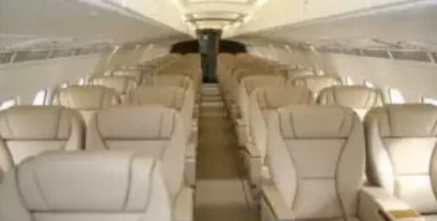 **location de jet privé**: intérieur spacieux avec sièges en cuir beige