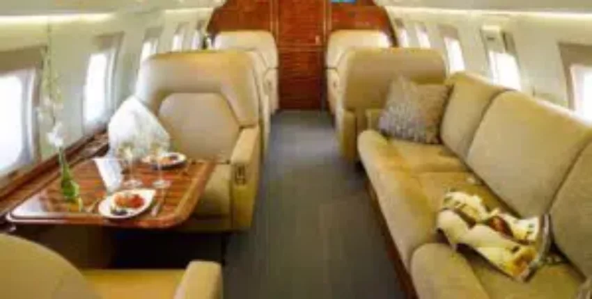 ### Texte à remplacer :

Intérieur d'un alquiler jet privado Challenger 601 avec sièges en cuir beige, table avec nourriture et canapé avec couverture et oreiller.

### Remplacement :

Location de jet privé : intérieur beige élégant