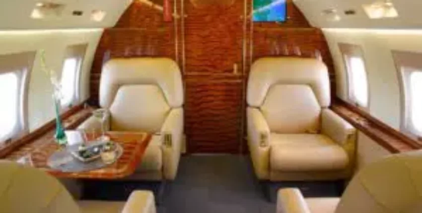 Location jet privé : Intérieur luxueux avec TV et sièges en cuir.