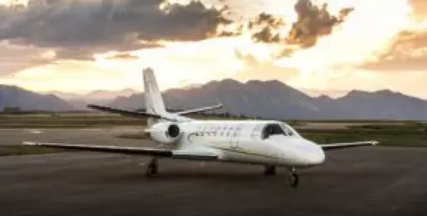 location jet privé : Jet Citation V Ultra devant montagnes et coucher de soleil.