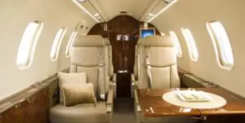 emplacement de jet privé, intérieur luxueux avec sièges en cuir beige.