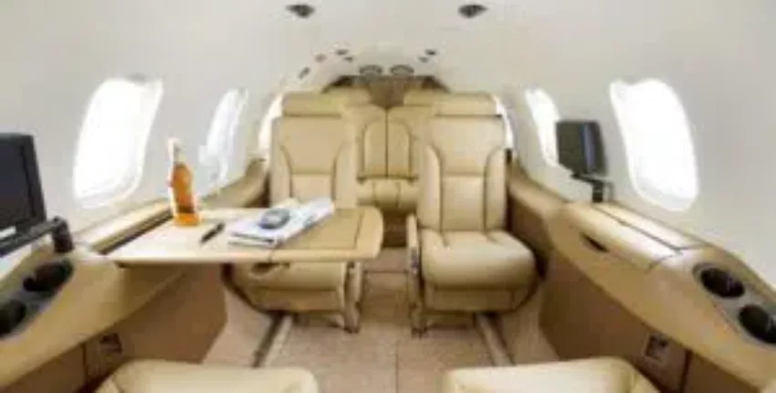 location de jet privé, intérieur Learjet 31, sièges en cuir