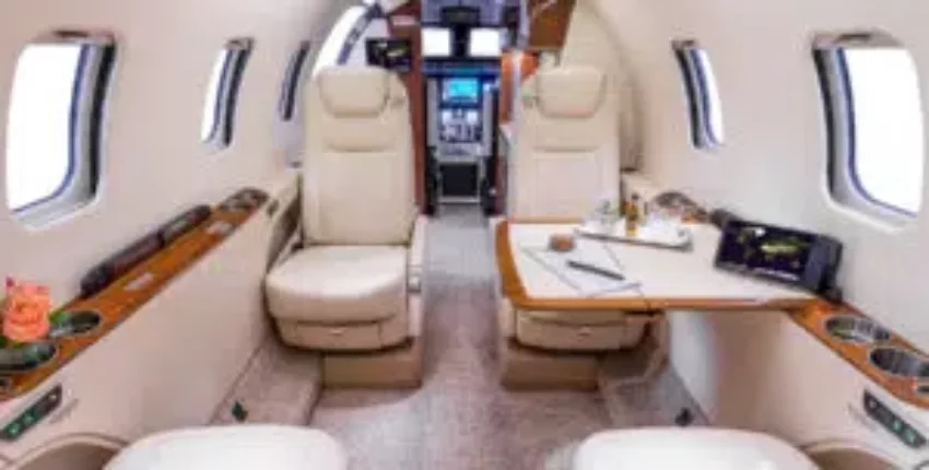 emplacement de jet privé: Intérieur de jet luxueux Learjet 70.