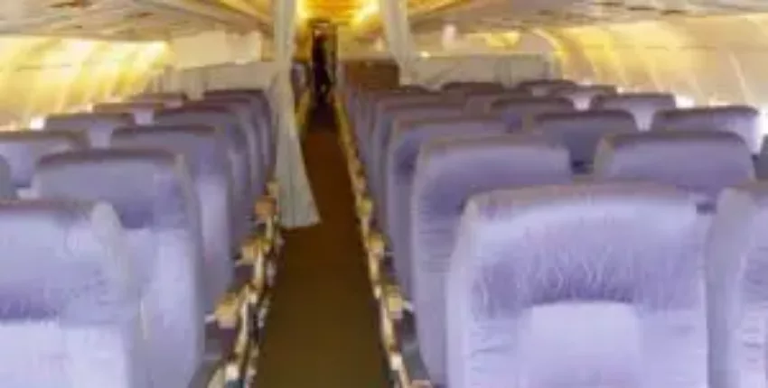 **Location jet privé**, cabine d'avion vide avec sièges violets.
