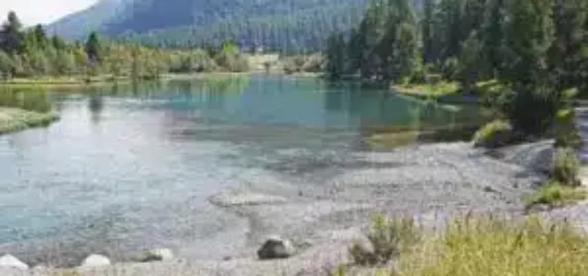 San Mauricio - lac paisible, montagnes, ciel clair.