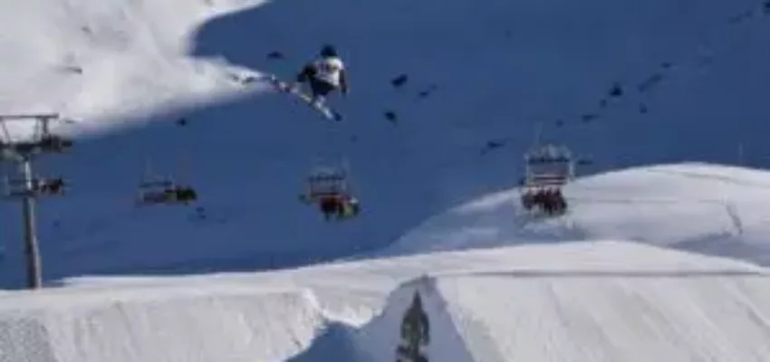alquiler avión privado, snowboarder saut, montagnes San Mauricio.