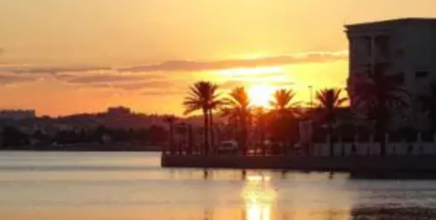 Túnez, coucher de soleil idyllique sur l'eau calme.