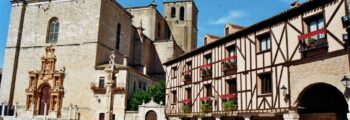 Charmante place du village de Colmar Houssen au crépuscule.