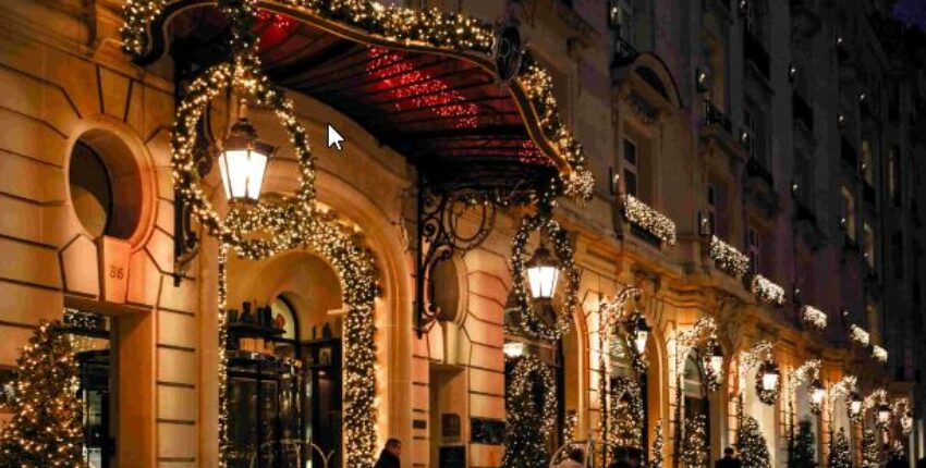 Paris : Charme festif des palais parisiens le soir.