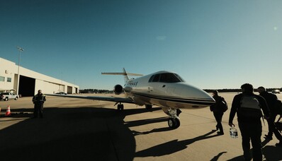 Viajes en grupo: descubra las ventajas de la aviación de negocios.
