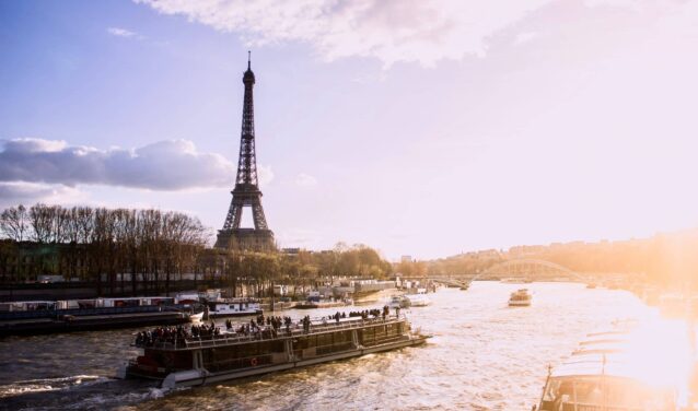 Hotel de luxe palace Shangri La Paris vue sur la Seine et la Tour Eiffel